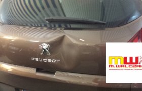 Wgniecenie parkingowe klapy bagażnika Peugeot 3008